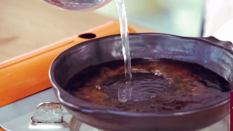 日式牛肉烧茄子,放入<a style='color:red;display:inline-block;' href='/shicai/ 718'>料酒</a>和清水