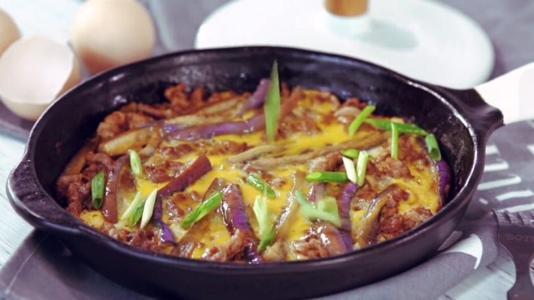 日式牛肉烧茄子,出锅时放点<a style='color:red;display:inline-block;' href='/shicai/ 3250'>葱</a>，增色提香