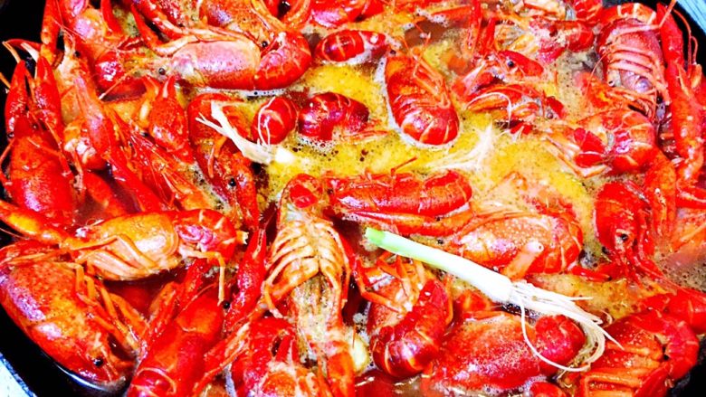 麻辣小龙虾,加盖大火煮15分钟,烧至龙虾通红,浮油金黄色,关火焖十分钟,撒<a style='color:red;display:inline-block;' href='/shicai/ 3250'>葱</a>花出锅。