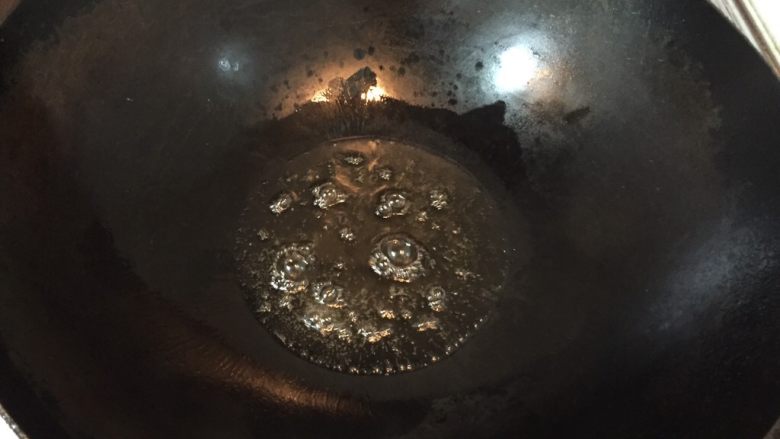 麻辣小龙虾,锅放油,要多一点比平时炒菜多两倍的油。