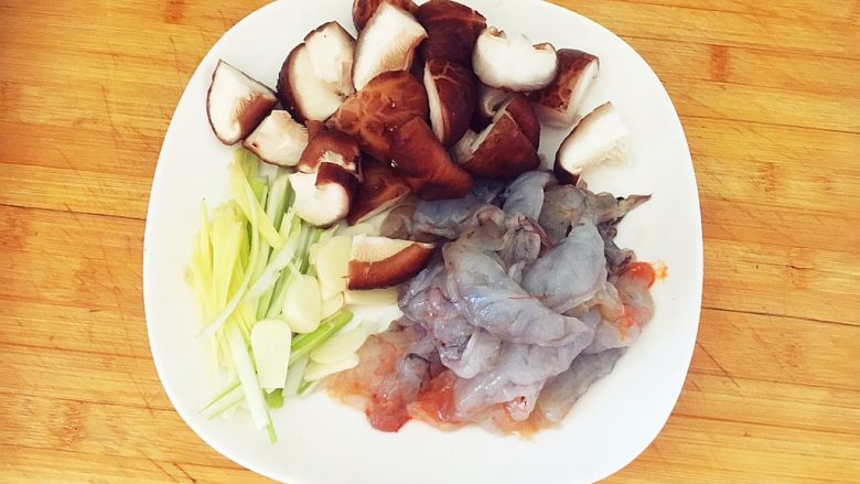 虾仁西兰花,虾去皮从背部剖开成两片,去掉沙线,姜葱切丝,<a style='color:red;display:inline-block;' href='/shicai/ 230'>香菇</a>切块。