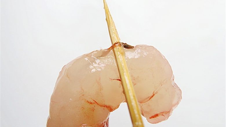 芦笋炒虾仁,<a style='color:red;display:inline-block;' href='/shicai/ 287'>虾仁</a>洗干净,用牙签挑去虾线