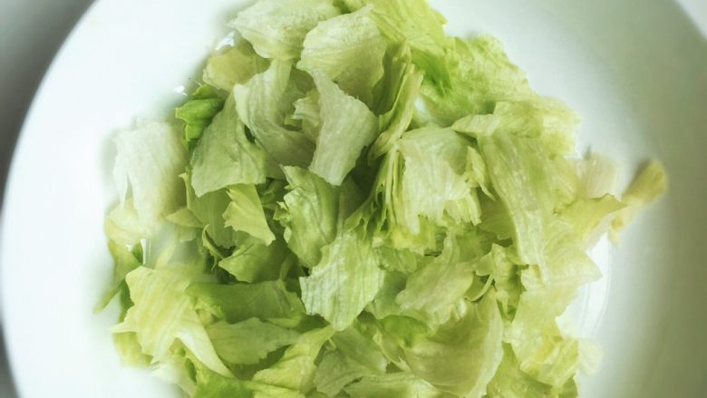 基围虾粥,生菜用手撕碎,保护生菜的纤维。