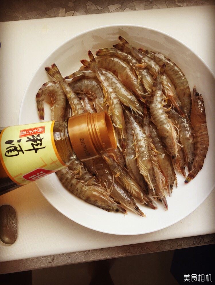 基围虾粥,将处理好的虾,放三滴<a style='color:red;display:inline-block;' href='/shicai/ 718'>料酒</a>,去腥腌制十分钟。