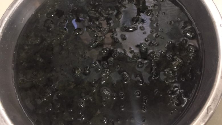 酸辣剁椒地皮菜,野木耳泡在水里,去除杂物,清洗干净。