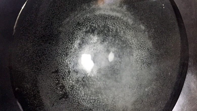 酸辣剁椒地皮菜,锅放水烧开,加一勺盐。