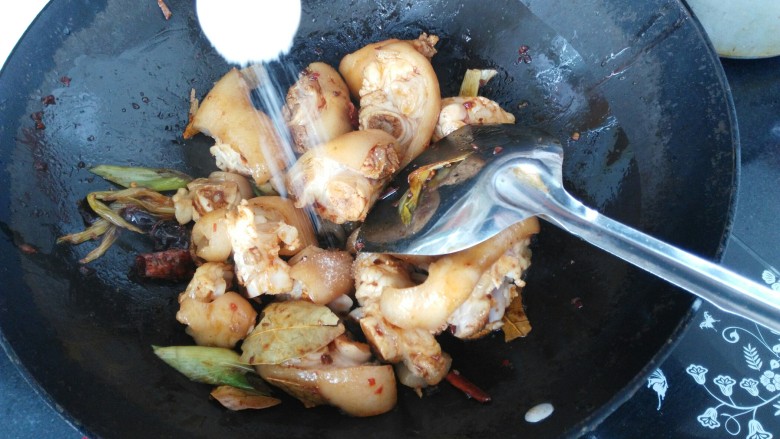 ≈猪蹄炖玉米≈,加入盐,糖,<a style='color:red;display:inline-block;' href='/shicai/ 756'>鸡精</a>