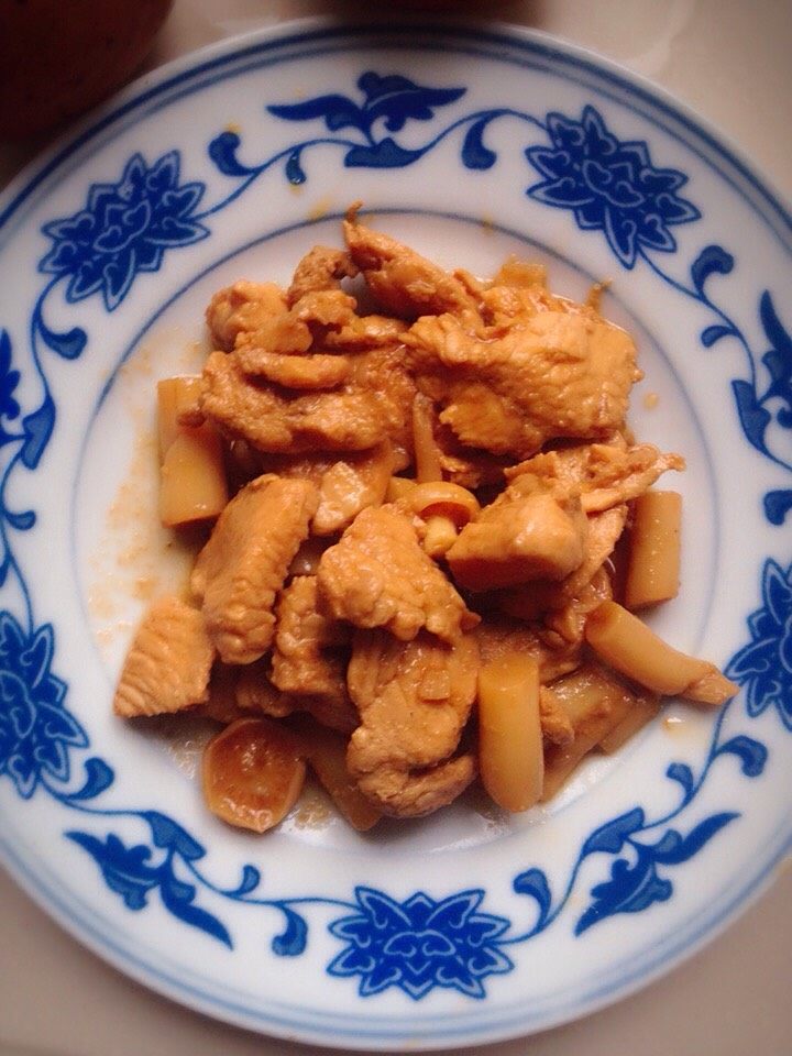 海鲜菇炒鸡胸肉,鸡胸肉容易老,如果火大的情况下,可以缩短时间