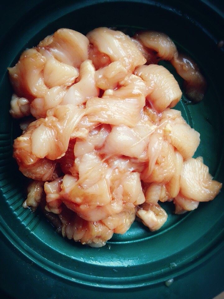 海鲜菇炒鸡胸肉,鸡胸肉切成小块,用酱油,蚝油,十三香腌制,酱料的多少纯粹按个人经验来控制