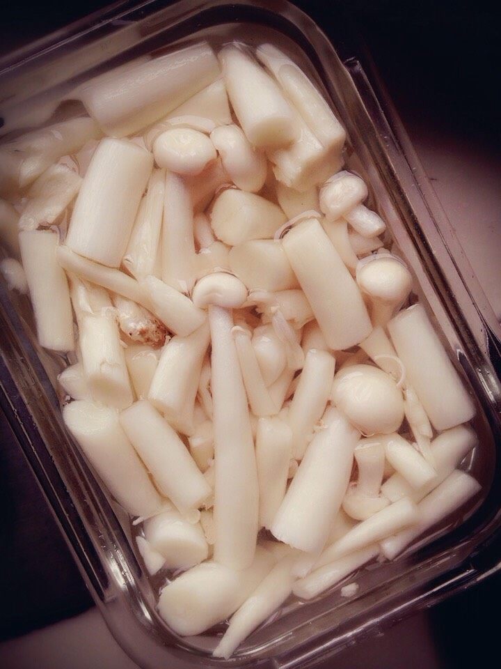 海鲜菇炒鸡胸肉,海鲜菇切成小段,洗净待用