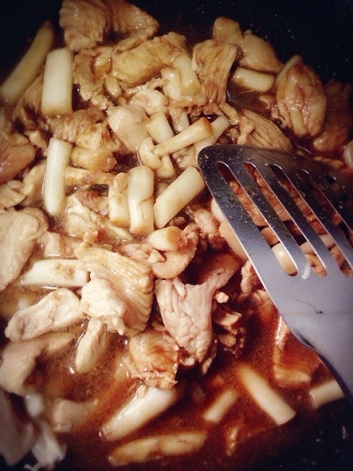 海鲜菇炒鸡胸肉,加入一碗水,焖烧二十分钟左右