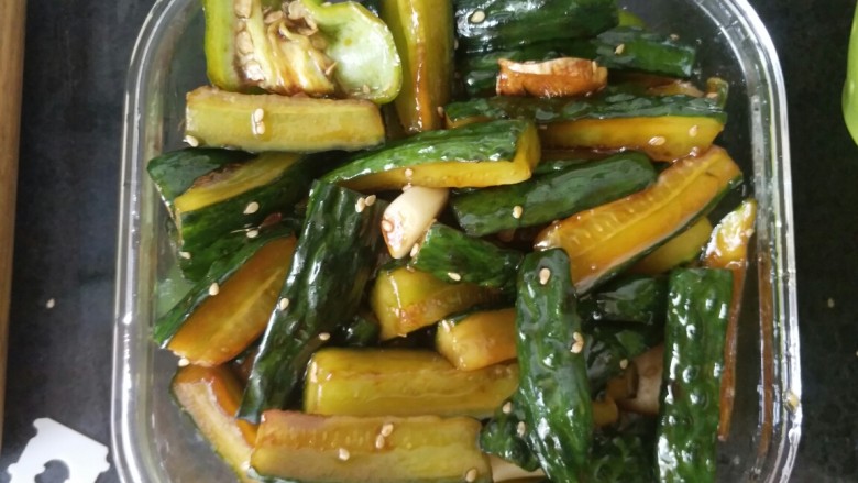 黄瓜咸菜,密封盒放冰箱冷藏保存