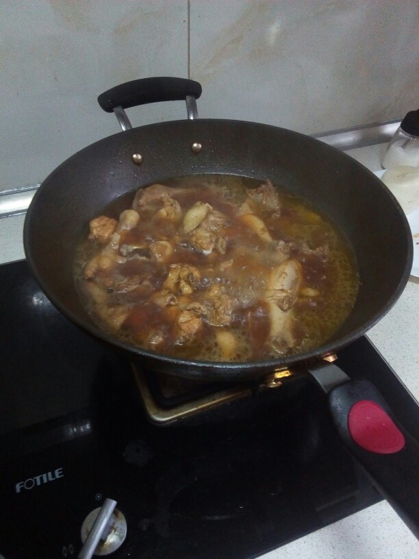 红烧鸡块,<a style='color:red;display:inline-block;' href='/shicai/ 5094'>整鸡</a>剁块，下锅焯水，捞出。往锅中倒入适量油，放入<a style='color:red;display:inline-block;' href='/shicai/ 2800'>生姜</a>，<a style='color:red;display:inline-block;' href='/shicai/ 2794'>大蒜</a>，<a style='color:red;display:inline-block;' href='/shicai/ 762'>老抽</a>炒香后放入鸡块翻炒，加水没过鸡块，大火烧开转中小火。