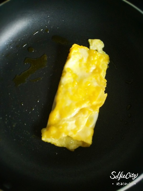 韭菜煎饼,煎到薄饼金黄色后将两面叠起,就像叠被子一样,继续煎