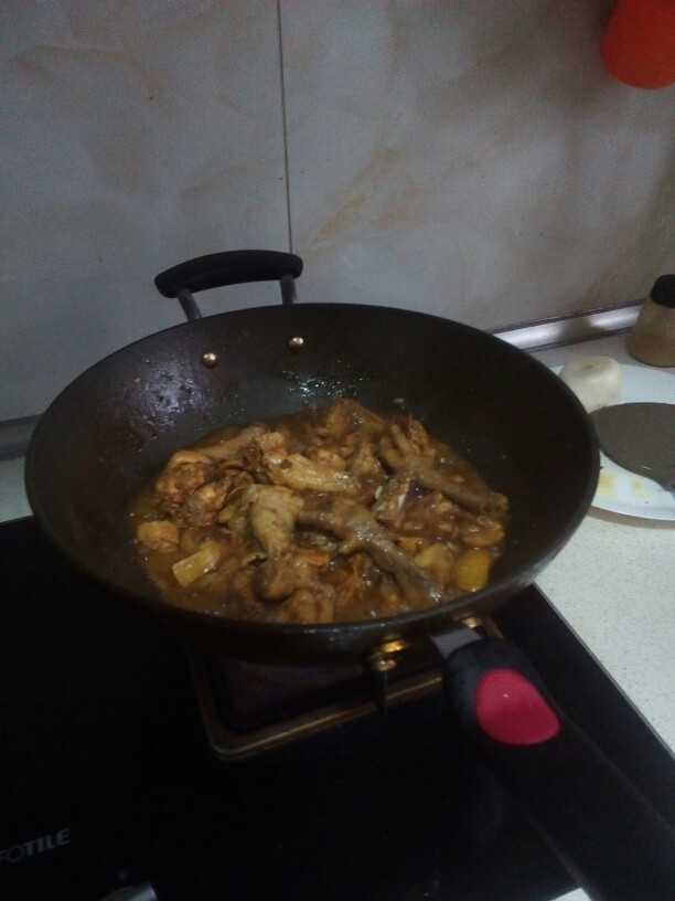 红烧鸡块,放入适量盐，慢慢收汁。