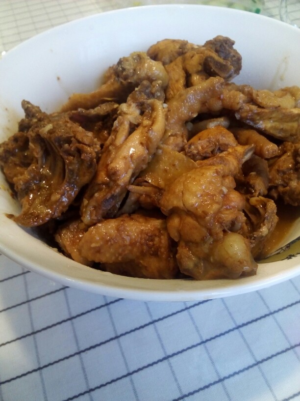 红烧鸡块,水快烧干的时候，出锅装盘即可。