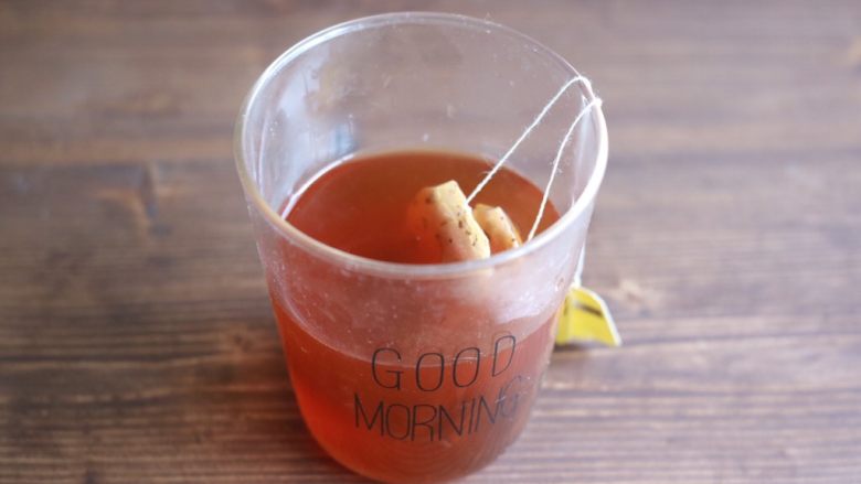 红茶奶酥吐司#面团的发酵之旅#,两个伯爵红茶茶包泡一杯茶,然后放冰箱冷却备用