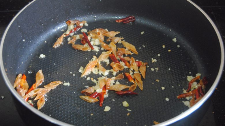 沙虫娃娃菜,加入干辣椒拌匀,传中火