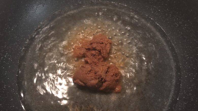 夏日开胃冬阴功汤,倒入提前准备好的冬阴功酱,拌匀