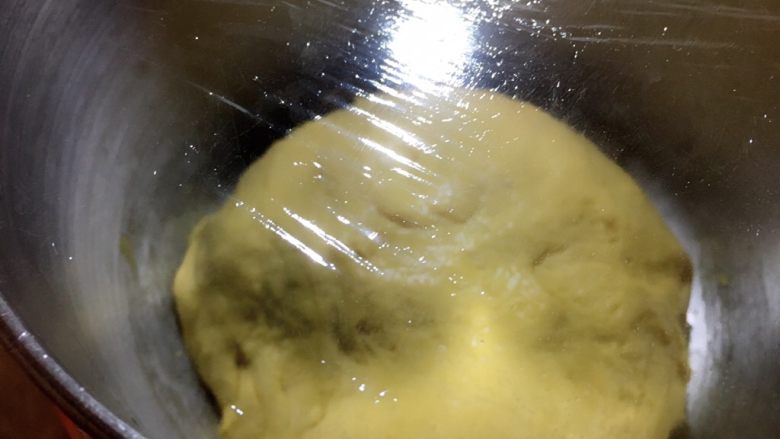 南瓜面包+⺀面团的发酵之旅″,所有材料揉勺,面团光滑,盖上保鲜膜放冰箱冷藏发酵一夜。