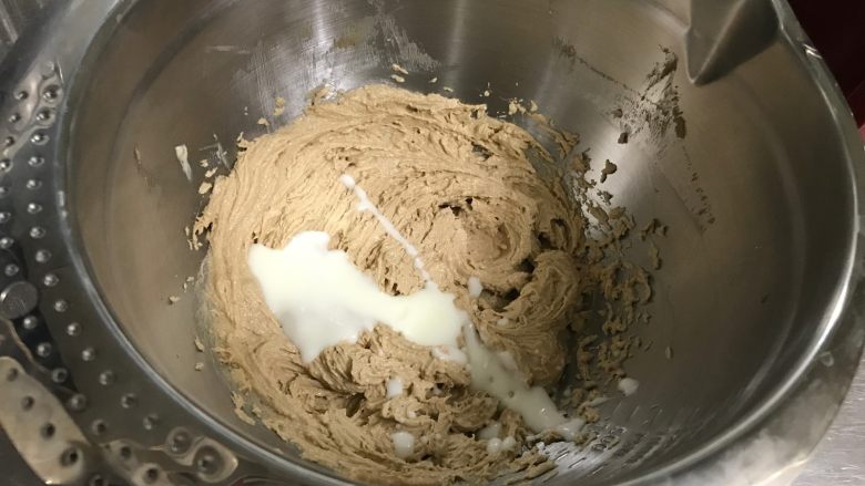 朗姆酒葡萄干奶油玛芬 麦芬,打蛋器一档低俗打发至砂糖融化,黄油霜颜色泛白,体积蓬松即可
加入<a style='color:red;display:inline-block;' href='/shicai/ 885'>酸奶</a>,搅拌均匀