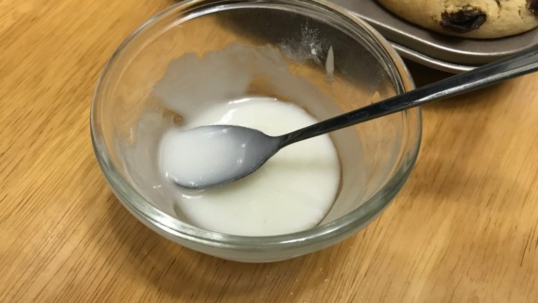 朗姆酒葡萄干奶油玛芬 麦芬,最后淋上一些糖霜会更好看,糖霜就是糖粉25g加一小勺水即可