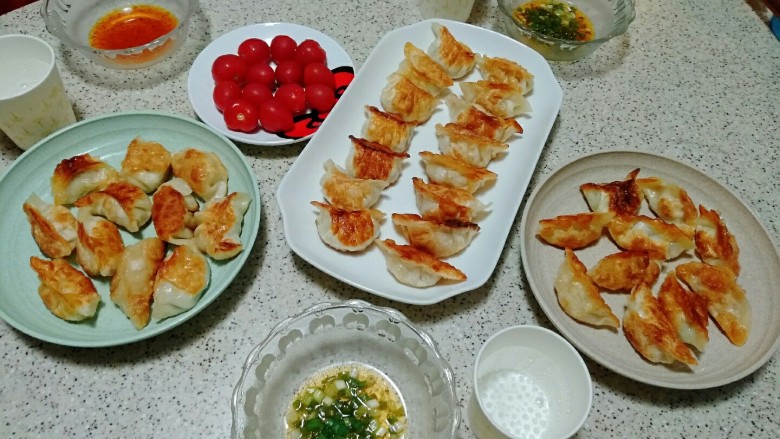 三宝手工水饺,煎饺真得是香香脆脆好味道呀!看到葱了不!阿姨送了一大把啊!!!唉。。要是有香辣酱就更美好了…
方法:上锅蒸至饺皮快透明状,再晾凉下,使饺子表皮干干的那种再下油锅全方位啊你怎么喜欢怎么煎呗…就酱