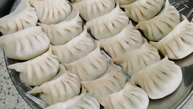 三宝手工水饺,嗬嗬…我正好还有两个室友在嘛。。所以三个人分别负责三种馅的包饺子工作∩ˍ∩这个是青菜猪肉馅的!温州一号女纸作品诶