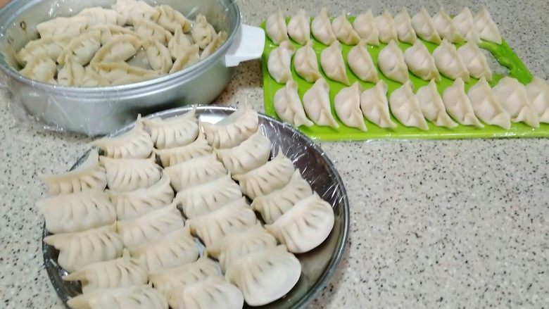 三宝手工水饺,全景图…三种馅三个造型,多方便辨认呀,你们一次能吃几个呢?