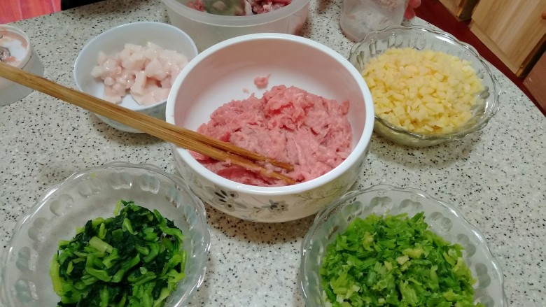 三宝手工水饺,入职沟通结束以后,我去农贸市场买原材料,额,据说三分肥七分柴是刚刚好的做丸子做馅的口感,所以我买了目测这个比例的看上去粉粉嫩嫩的肉…<a style='color:red;display:inline-block;' href='/shicai/ 125'>芹菜</a>五元一把还让阿姨送了葱,小<a style='color:red;display:inline-block;' href='/shicai/ 3517'>青菜</a>是昨天吃剩下的,蔬菜都焯水过,用手攥掉了水分剁碎…<a style='color:red;display:inline-block;' href='/shicai/ 23'>土豆</a>直接切细丁就可以了…
