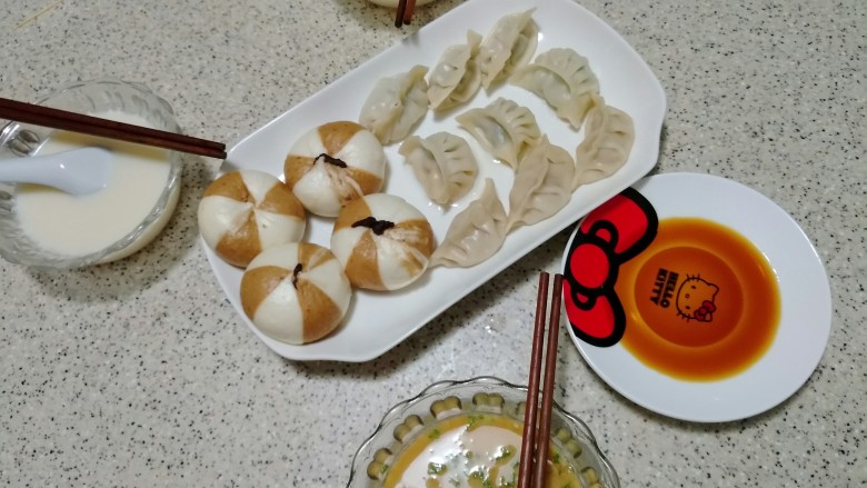 三宝手工水饺,第二天的早饭。。蒸饺和豆沙包。。我比较喜欢配咸豆浆。。但是两个室友喜欢甜的,你们呢?
咸豆浆做法:豆浆煮沸,碗里放适量酱油,葱花,有条件还可放虾米、紫菜、脆油条!然后一大勺滚烫的豆浆舀落,静置一会儿!朵朵豆花就开始浮现了哟~