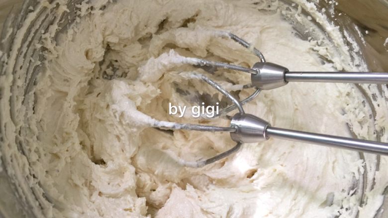 法式荔枝開心果塔,制作杏仁開心果奶油:室溫放軟的黃油加入<a style='color:red;display:inline-block;' href='/shicai/ 113461'>杏仁粉</a>、糖霜 先用低速攪拌混合 再開高速攪拌至顏色開始變淺