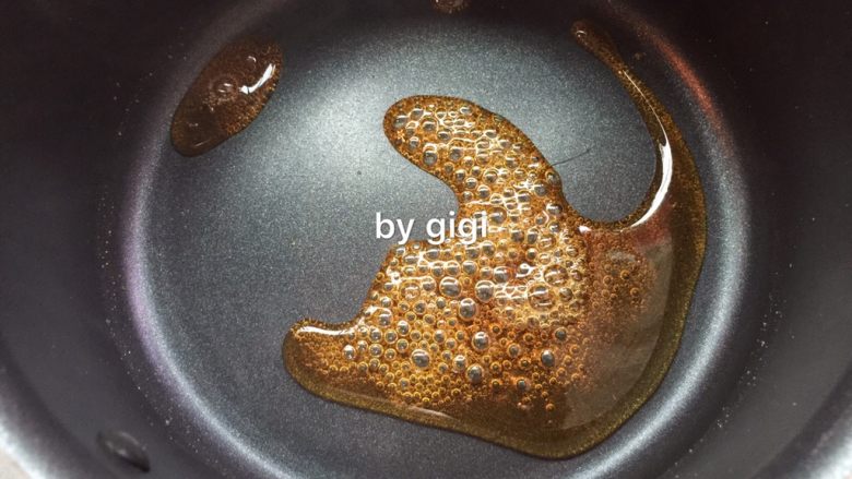 香橙手撕雞,苦橙醬汁:鍋中加入細砂糖和1湯匙水 以中火加熱 煮至呈焦糖色