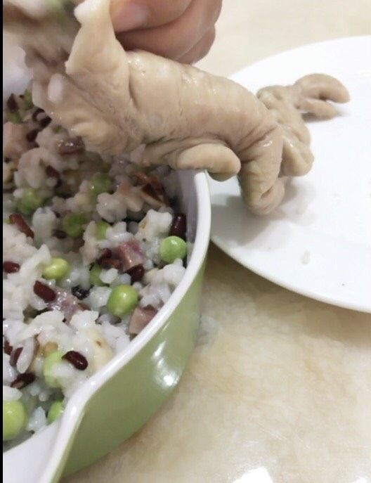 香酥肥肠卷,把和匀的食材灌进肥肠。