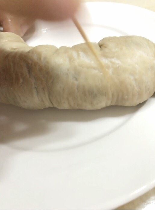 香酥肥肠卷,把肥肠另一端也系好,用牙签扎几个小洞。