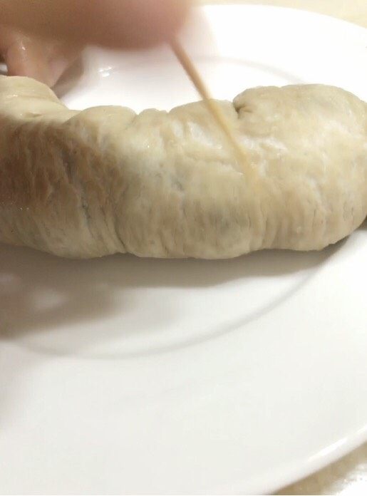 香酥肥肠卷,把肥肠另一端也系好，用牙签扎几个小洞。