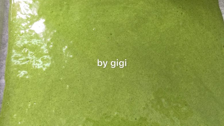 抹茶歌劇院蛋糕Matcha Opera Cake,倒入已墊油紙的烤盤中 抹平 送入已預熱190度烤箱中烤約12-15分鐘 出爐待涼卻備用