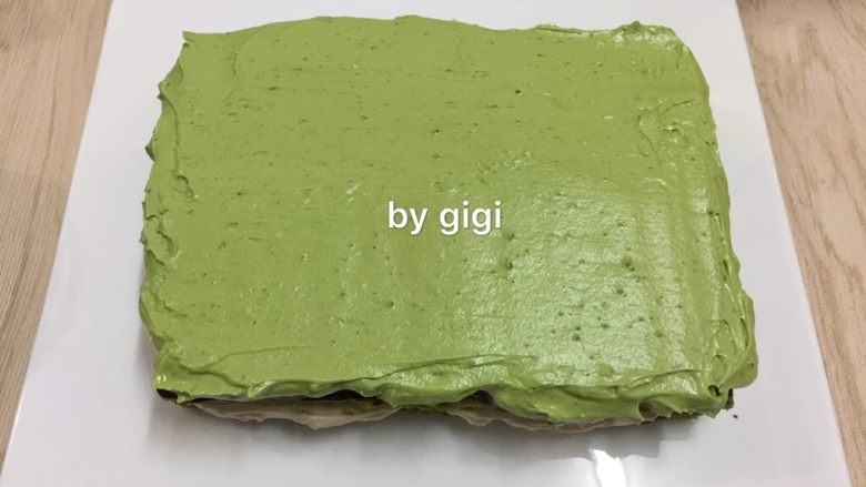 抹茶歌劇院蛋糕Matcha Opera Cake,取走砧板 刷上抹茶糖漿 抹一層甘納許 再抹一層抹茶奶油霜