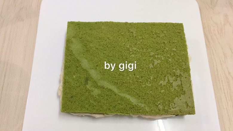 抹茶歌劇院蛋糕Matcha Opera Cake,放第二片蛋糕 表皮面向下 