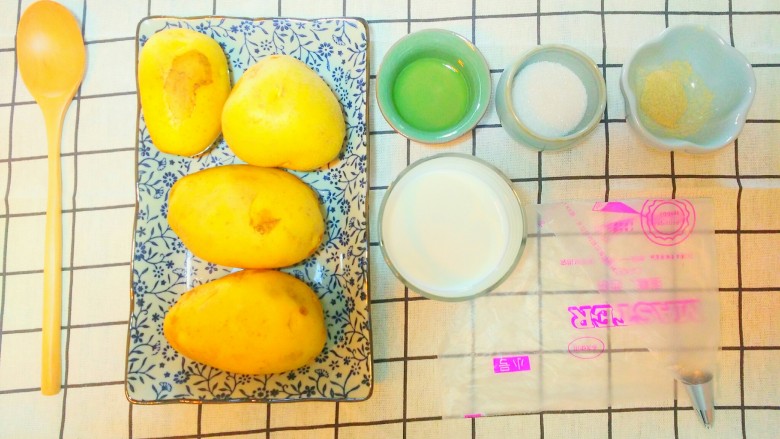 烤土豆泥,先将用料,用具准备好。