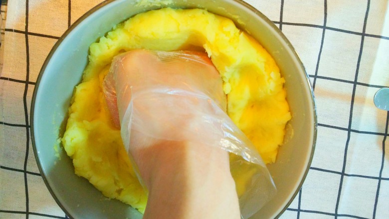烤土豆泥,把土豆捣成土豆泥,捣的尽量细一些。