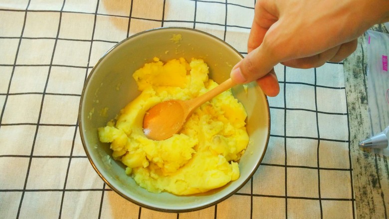 烤土豆泥,拿一把勺子,吧土豆泥和调料充分搅拌均匀。