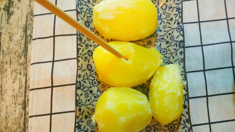 烤土豆泥,如果判断不准土豆的生熟情况,可以拿一根筷子,插一下土豆,很容易就插进去,就可以了。