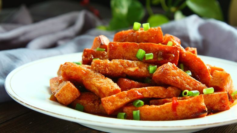 鱼香脆皮豆腐,
酸、甜、咸、辣,表皮酥脆,内心软糯,趁热食用最好吃