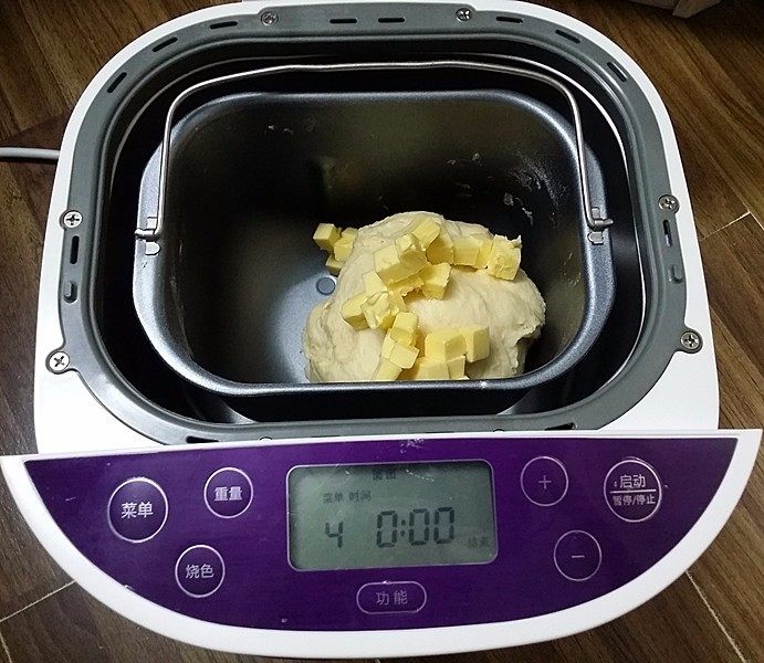 日式甜面包-中种法,结束后加入软化的黄油粒,再揉面一次