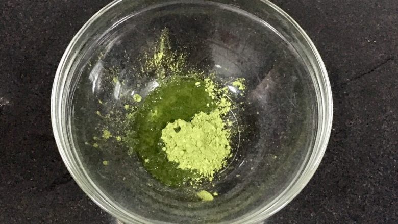 椰香抹茶糕,先加入10克的60度饮用水,不要把饮用水都加入哈,那样很难把抹茶粉完全溶解。