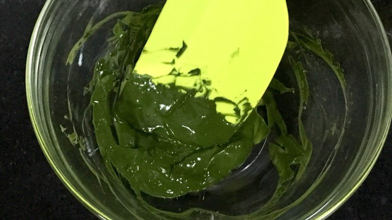 椰香抹茶糕,用刮刀把抹茶粉调成均匀的糊状,不要有颗粒噢!