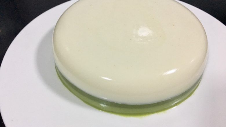 椰香抹茶糕,脱模,倒扣出模。