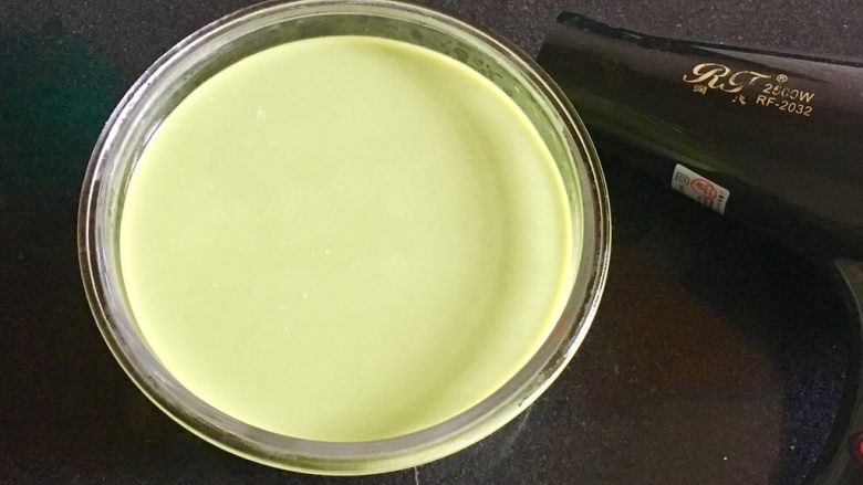 椰香抹茶糕,脱模,用电吹风吹一下热风,这样好脱模。