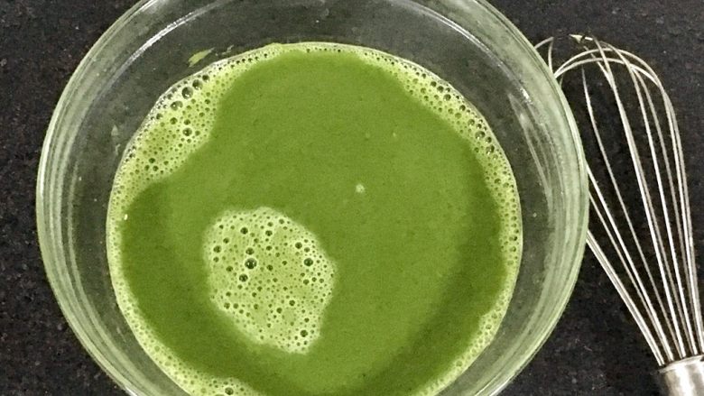 椰香抹茶糕,然后把剩下的60度饮用水都加入抹茶糊里,用蛋抽搅拌均匀。